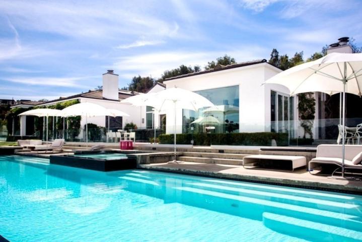 Η εκκεντρική βίλα που πουλά η Gwen Stefani στο Beverly Hills έχει μέχρι και… κοτέτσι!