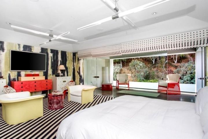 Η εκκεντρική βίλα που πουλά η Gwen Stefani στο Beverly Hills έχει μέχρι και… κοτέτσι!