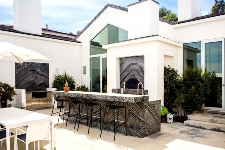 Η εκκεντρική βίλα που πουλά η Gwen Stefani στο Beverly Hills έχει μέχρι και… κοτέτσι!