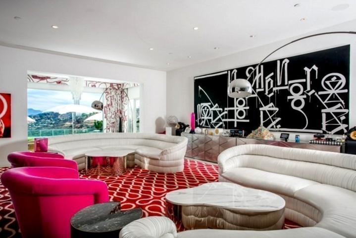 Η εκκεντρική βίλα που πουλά η Gwen Stefani στο Beverly Hills έχει μέχρι και… κοτέτσι!