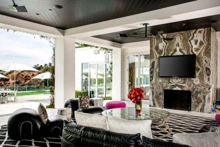 Η εκκεντρική βίλα που πουλά η Gwen Stefani στο Beverly Hills έχει μέχρι και… κοτέτσι!