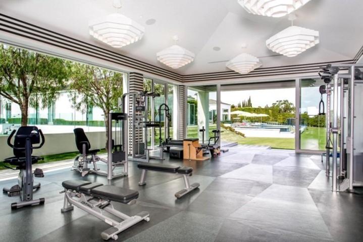 Η εκκεντρική βίλα που πουλά η Gwen Stefani στο Beverly Hills έχει μέχρι και… κοτέτσι!