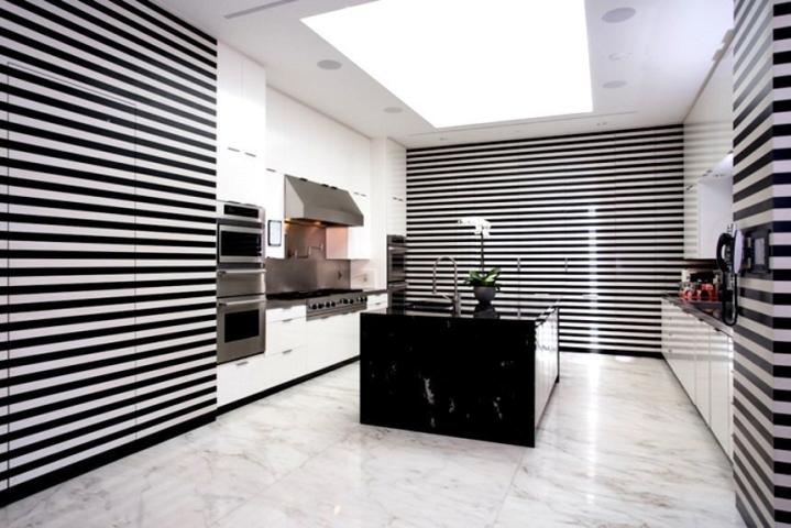 Η εκκεντρική βίλα που πουλά η Gwen Stefani στο Beverly Hills έχει μέχρι και… κοτέτσι!