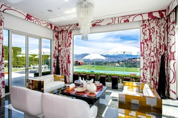 Η εκκεντρική βίλα που πουλά η Gwen Stefani στο Beverly Hills έχει μέχρι και… κοτέτσι!