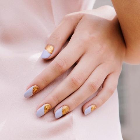 Ο πιο κομψός τρόπος να χρησιμοποιήσεις ένα metallic βερνίκι στο μανικιούρ σου