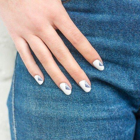 Ο πιο κομψός τρόπος να χρησιμοποιήσεις ένα metallic βερνίκι στο μανικιούρ σου