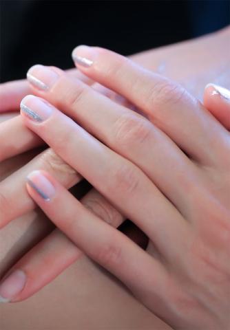 Ο πιο κομψός τρόπος να χρησιμοποιήσεις ένα metallic βερνίκι στο μανικιούρ σου