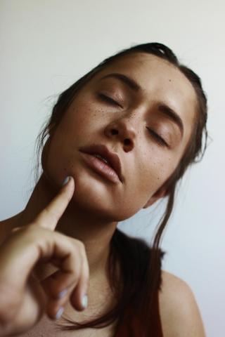 3 λόγοι που πρέπει να έχεις ένα πολυχρηστικό λάδι στο νεσεσέρ σου