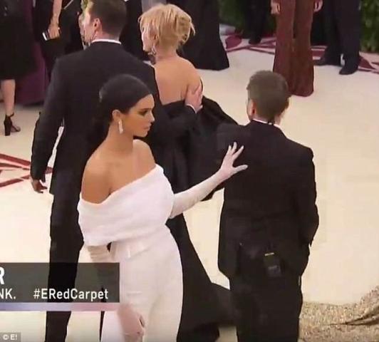 Λίγο αγενής μας βγήκε η Kendall Jenner στο MET Gala