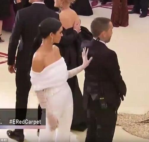 Λίγο αγενής μας βγήκε η Kendall Jenner στο MET Gala