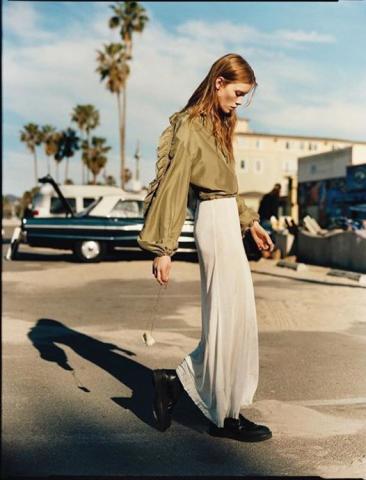 Satin shirts: Πώς να φορέσεις το πολυτελές πουκάμισο στην καθημερινότητα