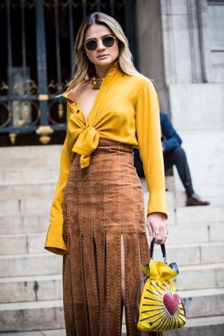 Satin shirts: Πώς να φορέσεις το πολυτελές πουκάμισο στην καθημερινότητα