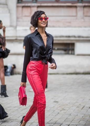 Satin shirts: Πώς να φορέσεις το πολυτελές πουκάμισο στην καθημερινότητα