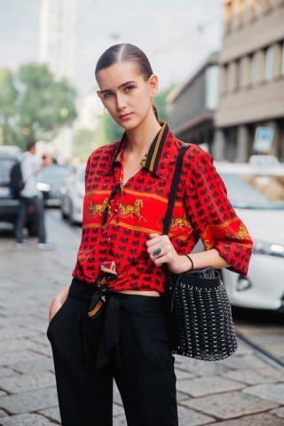 Satin shirts: Πώς να φορέσεις το πολυτελές πουκάμισο στην καθημερινότητα