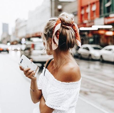 5 τρόποι να ανανεώσεις το top bun στο καθημερινό σου hairstyle