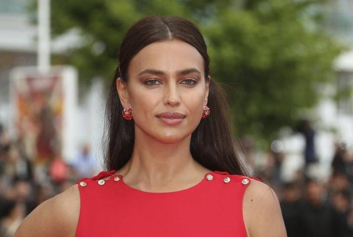 Naked Dress – Η Irina Shayk φόρεσε ένα κατακόκκινο πολύ αποκαλυπτικό Versace στις Κάννες Naked Dress – Η Irina Shayk φόρεσε ένα κατακόκκινο πολύ αποκαλυπτικό Versace στις Κάννες