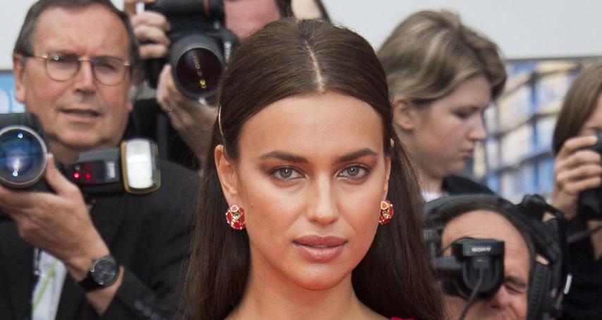 Naked Dress – Η Irina Shayk φόρεσε ένα κατακόκκινο πολύ αποκαλυπτικό Versace στις Κάννες Naked Dress – Η Irina Shayk φόρεσε ένα κατακόκκινο πολύ αποκαλυπτικό Versace στις Κάννες