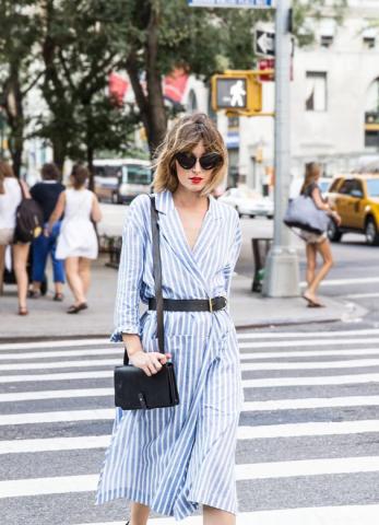 Το κόλπο που θα κάνει πιο κομψό το outfit με το shirt dress