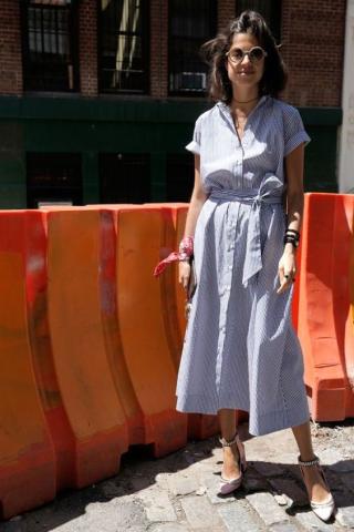 Το κόλπο που θα κάνει πιο κομψό το outfit με το shirt dress