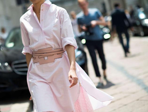 Το κόλπο που θα κάνει πιο κομψό το outfit με το shirt dress