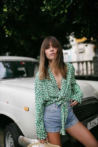 Το πιο cool top που φοράνε τα fashion girls με το σορτσάκι τους