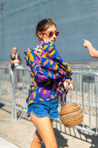 Το πιο cool top που φοράνε τα fashion girls με το σορτσάκι τους