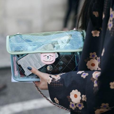 Διάφανη τσάντα: Η νέα εμμονή των IT grils και πώς να την υιοθετήσεις