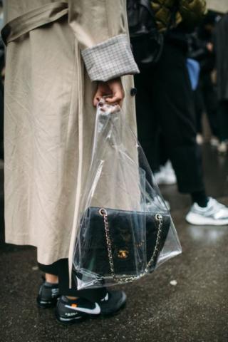 Διάφανη τσάντα: Η νέα εμμονή των IT grils και πώς να την υιοθετήσεις