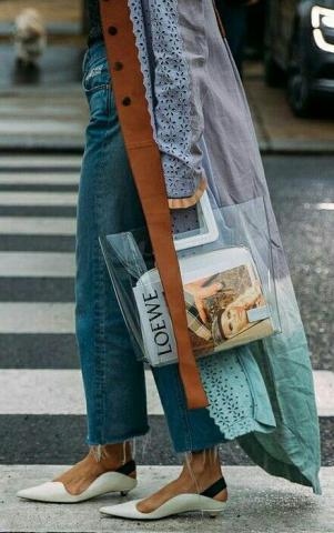 Διάφανη τσάντα: Η νέα εμμονή των IT grils και πώς να την υιοθετήσεις