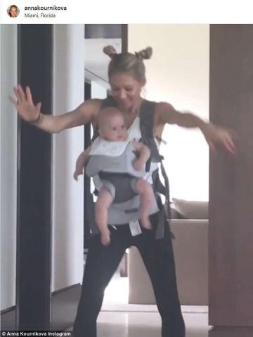 Η σέξι star μας δείχνει για πρώτη φορά την κορούλα της και είναι μια κούκλα