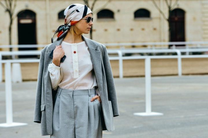 7 ξεχωριστοί τρόποι να φορέσεις το φουλάρι σου