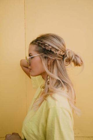 Hair inspo: Εύκολα χτενίσματα για να υποδεχθείς τον Ιούνιο