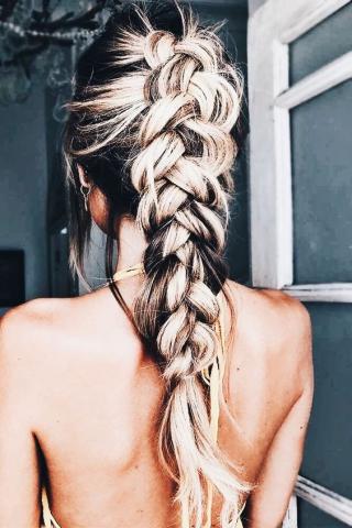 Hair inspo: Εύκολα χτενίσματα για να υποδεχθείς τον Ιούνιο