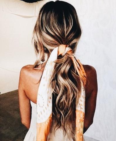 Hair inspo: Εύκολα χτενίσματα για να υποδεχθείς τον Ιούνιο