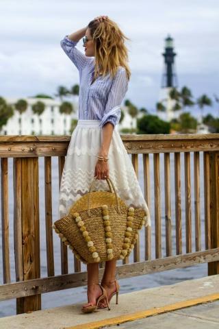 Πώς να κρατήσεις την ψάθινη τσάντα παραλίας και εκτός