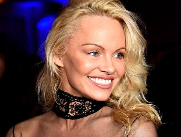 Pamela Anderson: Έτσι είναι η Ms. Baywatch χωρίς μακιγιάζ