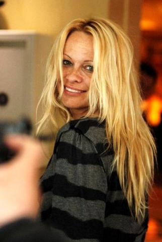Pamela Anderson: Έτσι είναι η Ms. Baywatch χωρίς μακιγιάζ