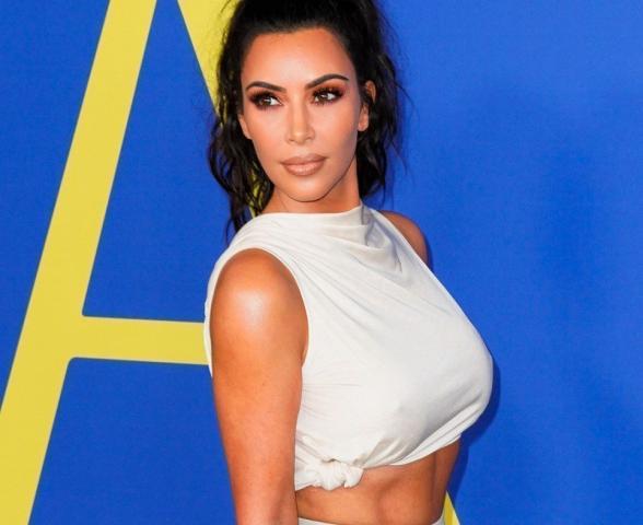 Η Kim Kardashian παραλαμβάνει το 1ο βραβείο μόδας: "Μα είμαι συνέχεια γυμνή"