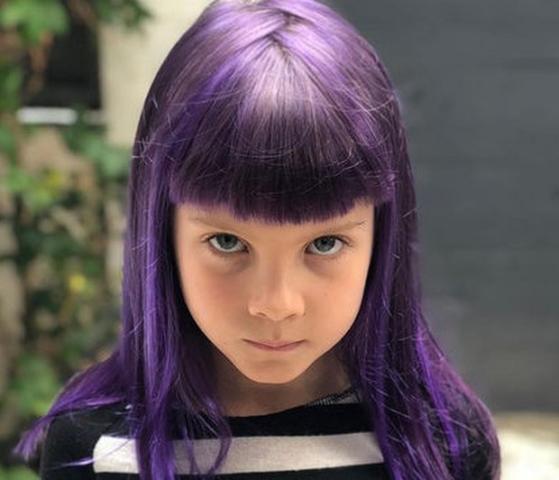 Η 7χρονη κόρη γνωστής τραγουδίστριας έβαψε τα μαλλιά της μωβ (pics)