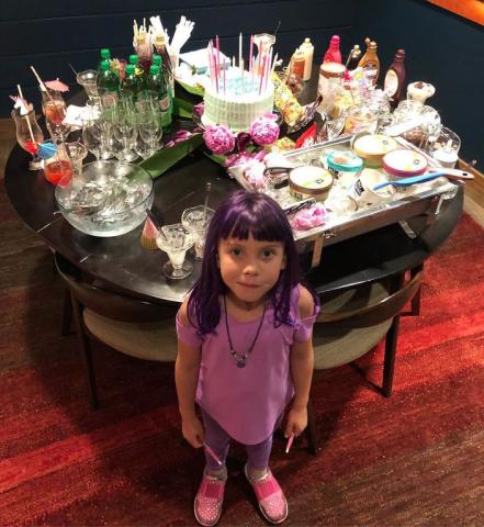 Η 7χρονη κόρη γνωστής τραγουδίστριας έβαψε τα μαλλιά της μωβ (pics)