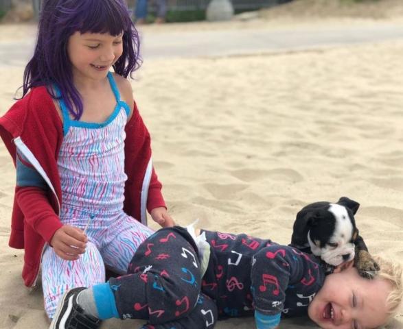 Η 7χρονη κόρη γνωστής τραγουδίστριας έβαψε τα μαλλιά της μωβ (pics)