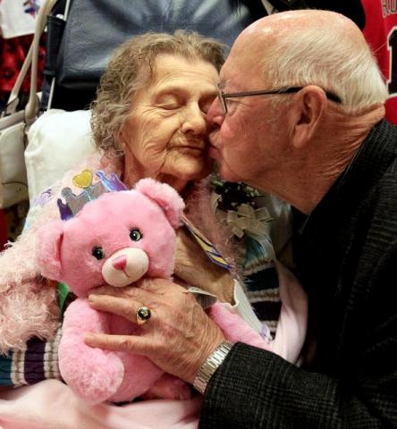 Μια γλύκα! 15 φωτογραφίες που αποδεικνύουν ότι ο έρωτας δεν έχει ηλικία