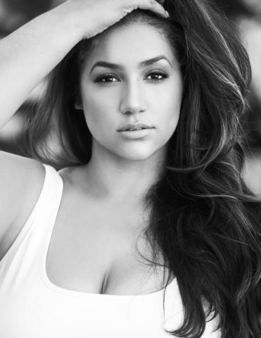 Η εντυπωσιακή ομοιότητα ενός plus size μοντέλου με τη Meghan Markle 