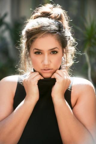 Η εντυπωσιακή ομοιότητα ενός plus size μοντέλου με τη Meghan Markle 