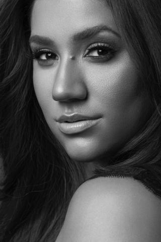 Η εντυπωσιακή ομοιότητα ενός plus size μοντέλου με τη Meghan Markle 