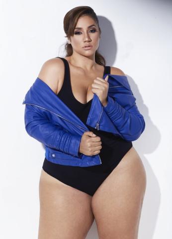 Η εντυπωσιακή ομοιότητα ενός plus size μοντέλου με τη Meghan Markle 