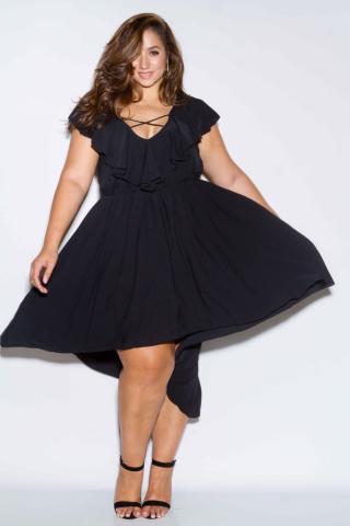 Η εντυπωσιακή ομοιότητα ενός plus size μοντέλου με τη Meghan Markle 