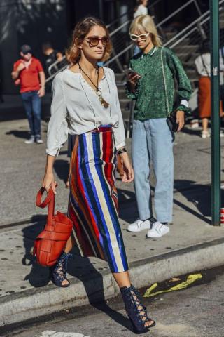 Το φόρεμα της Kendall Jenner θα σε κάνει να κολλήσεις με τις πολύχρωμες ρίγες