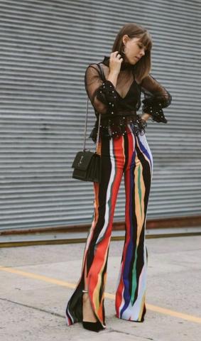 Το φόρεμα της Kendall Jenner θα σε κάνει να κολλήσεις με τις πολύχρωμες ρίγες