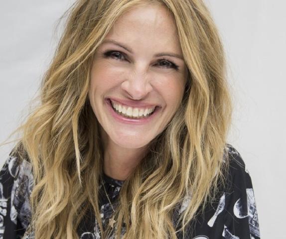 Julia Roberts: Η μεγάλη αλλαγή στα μαλλιά της που την κάνει πιο συντηρητική